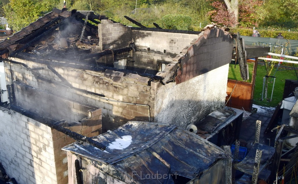 Feuer 1 brannten 3 Lauben Koeln Fuehlingen Kriegerhofstr P089.JPG - Miklos Laubert